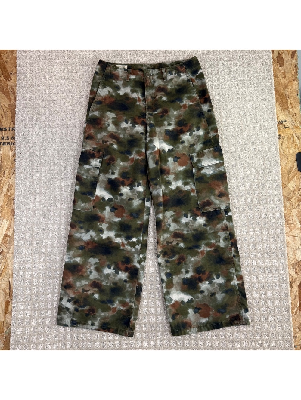 Levi’s Premium Camo Wide Leg Cargo Pants Size 27